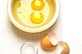  砕いた卵の殻で自家製ドッグフードを作る方法 